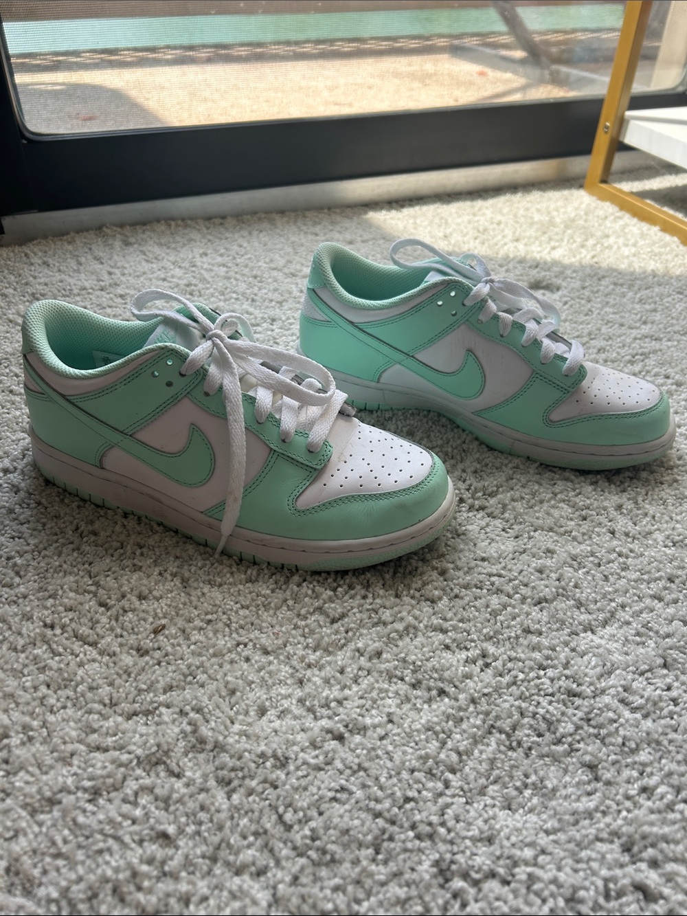 Nike Kids Low-Top Sneakers in Mint and White